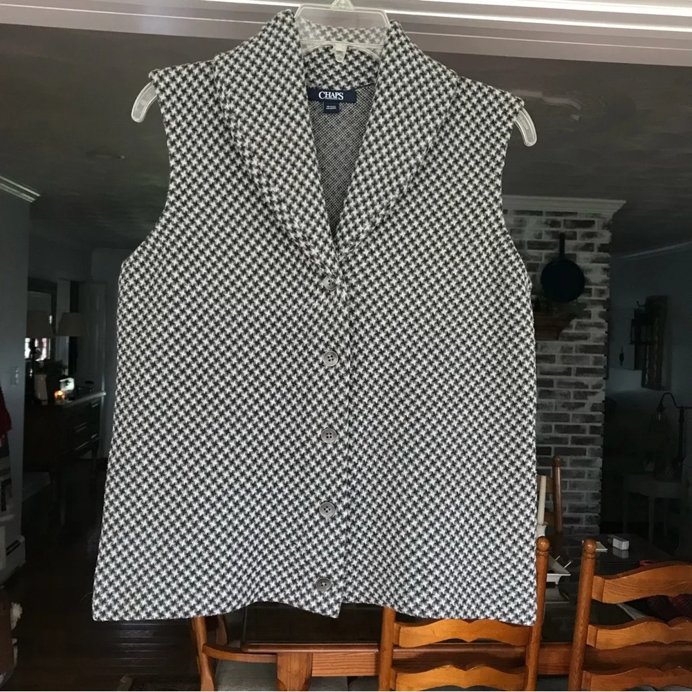 ~ CHAPS SLEEVELESS VEST~ - Picture 3 of 11